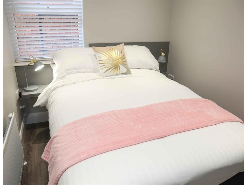 Serviced - Eglantine Apartment